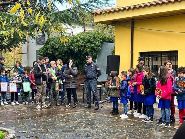 Il 21 novembre, "Giornata Nazionale degli Alberi", è stato un giorno di festa per grandi e piccini della nostra comunità. Abbiamo celebrato l'importanza che alberi ed api hanno per la salvaguardia della nostra biodiversità🌳🐝.
Questa giornata di festa è stata possibile solo grazie  all'entusiasmo ed al lavoro di tutti gli alunni, delle maestre e dei maestri dei plessi di Verbicaro dell'Istituto Comprensivo "P.Borsellino" S.Maria del Cedro, alla partecipazione attiva dell'ARSAC, dei Carabinieri Forestali del Parco del Pollino della Stazione di Grisolia, del Comune di Verbicaro e del Dott. Forestale Giuseppe Raimondi.
Ringraziamo inoltre la sezione SEZIONE CAI Verbicaro "Pino Aversa", l'Apicultura, la Pro Loco Verbicaro ed i Vigili Urbani del comune di Verbicaro per gli interventi e la partecipazione.
Infine il nostro grazie a Tonino Capparelli, al maestro Fedele Basuino, a Paolo Lucchese ed a Daniele Voto per il loro grande contributo alla manifestazione. Arriverdeci al prossimo anno. #giornatanazionaledeglialberi #insiemesipuò